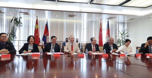 柬埔寨柬华理事总会分会场会议场景.png